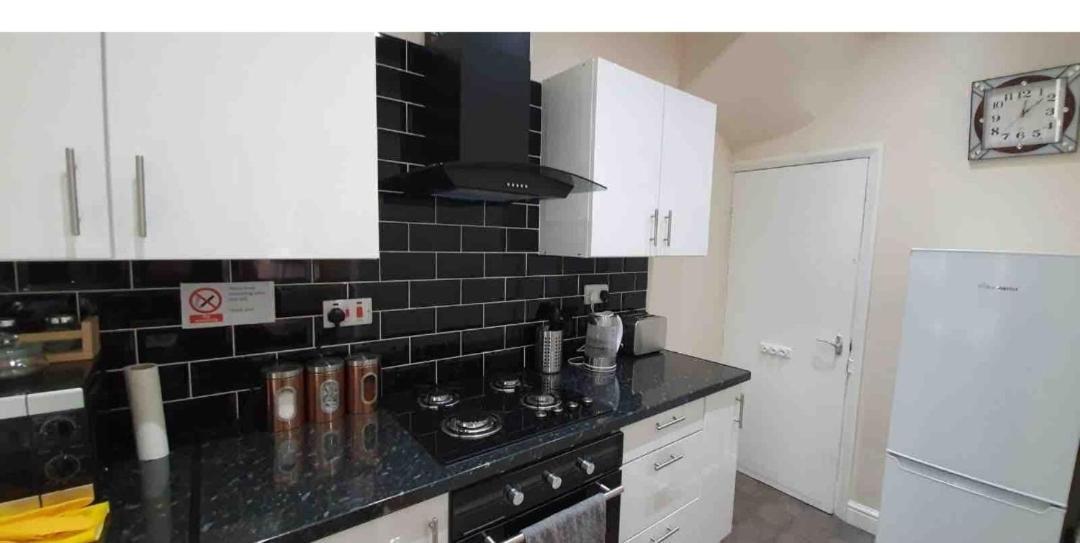 Spacious Two Bedroom House, Parking And Wifi Leeds  Exterior photo