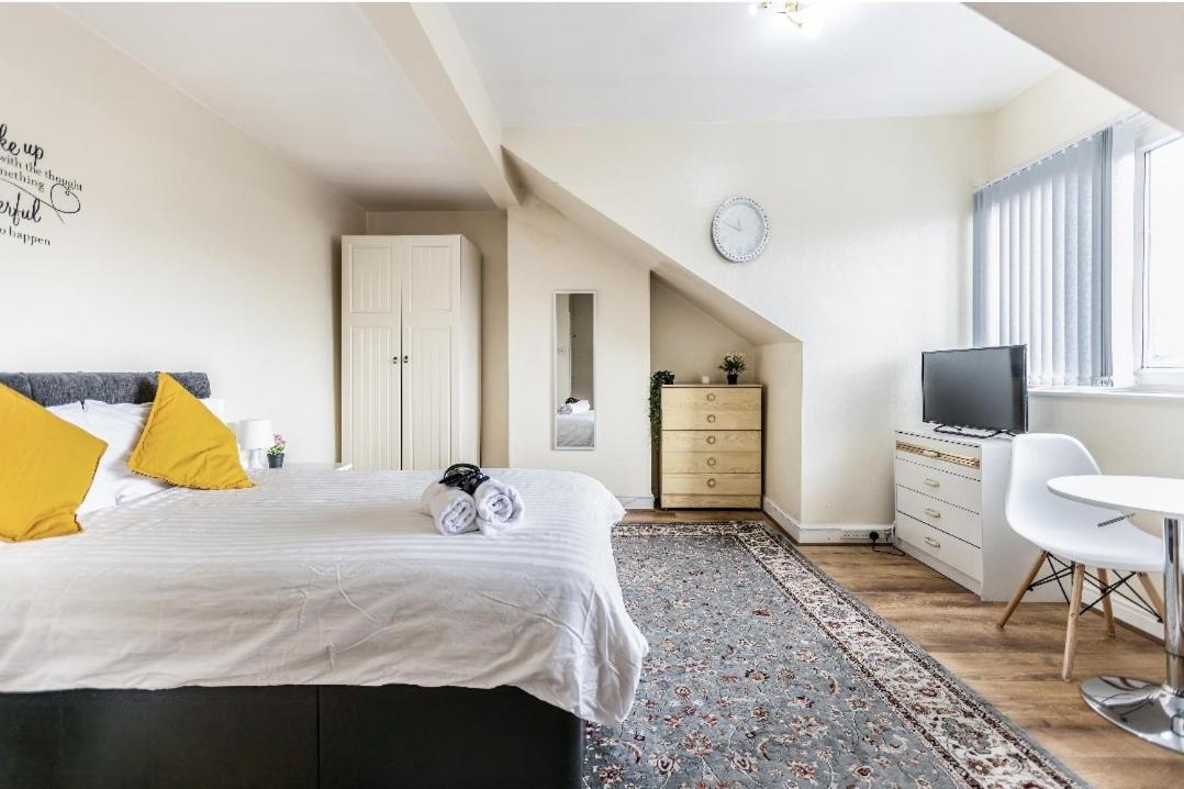 Spacious Two Bedroom House, Parking And Wifi Leeds  Exterior photo